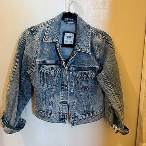 Abercrombie jean jacket light/medium wash slightly cropped size xs